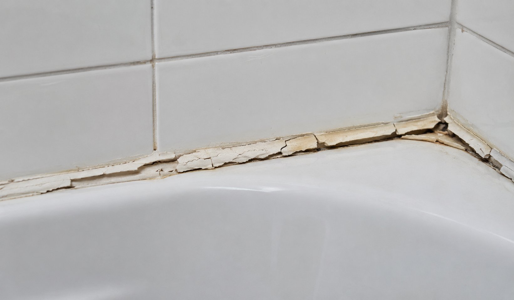 cracked bathroom caulking around bathtub Toronto