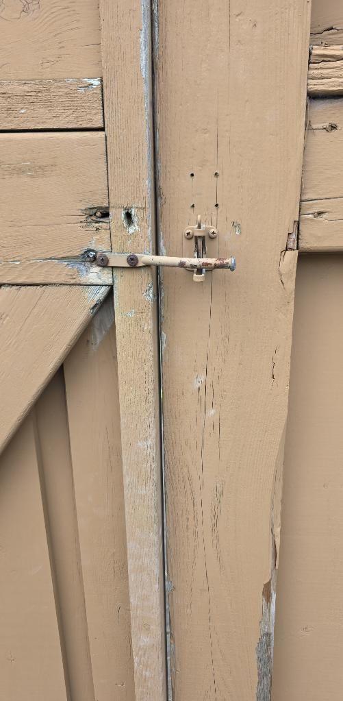 Fence gate hinge repair in Toronto - technician fixing a sagging gate hinge and latch