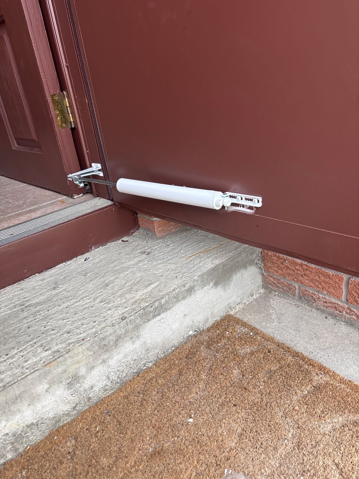Door closer repair North York – hydraulic door closer arm mounted on front door