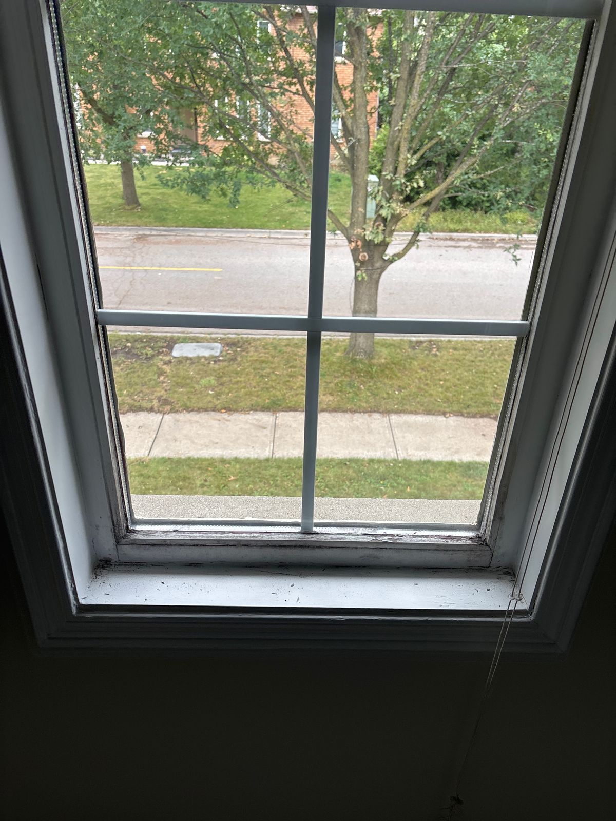 Interior window mold removal Richmond Hill – window corner cleaned and repainted by RenoHeal