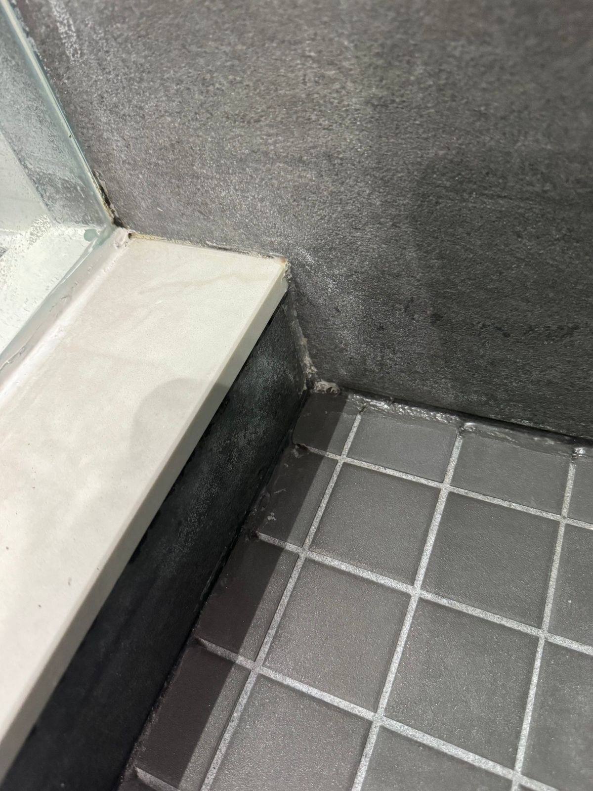 Shower caulking Mississauga – shower curb and tile corner before recaulking