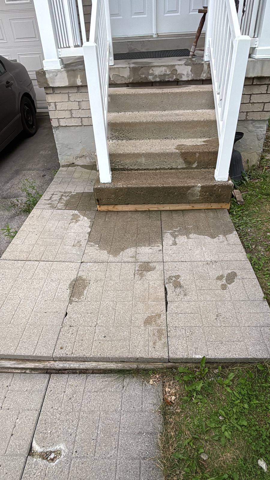 Interlock tile repair Mississauga – cracked and settled walkway pavers at a home entrance